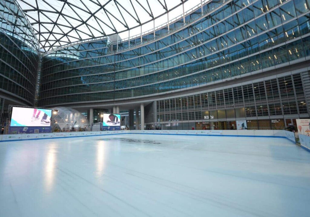 Con le feste torna la pista di pattinaggio sul ghiaccio a Palazzo Lombardia