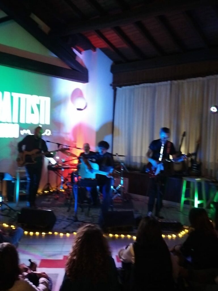 Magenta: Rossella Fornaroli infiamma la cascina Pietrasanta con i brani storici di Lucio Battisti