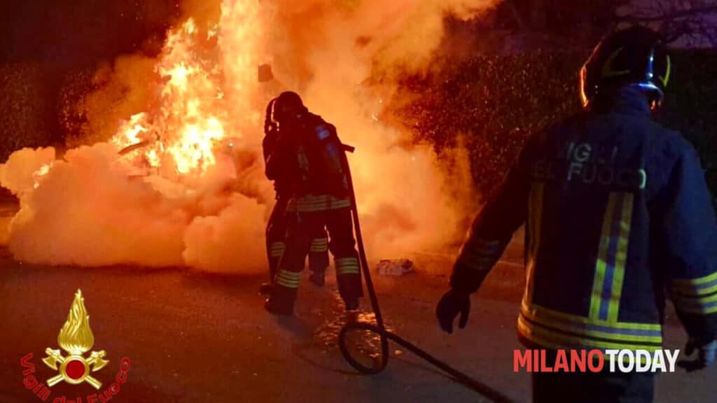 Sei auto bruciate in 21 giorni, Polizia ferma piromane a Milano