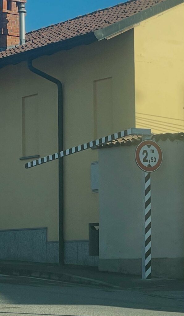 Boffalora sopra Ticino: appena installata e subito demolita, debutto amaro per la sbarra prima del ponte