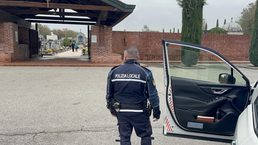 Turbigo, fermati in auto dalla polizia locale: trovati un coltello, denaro contante e telefoni cellulari