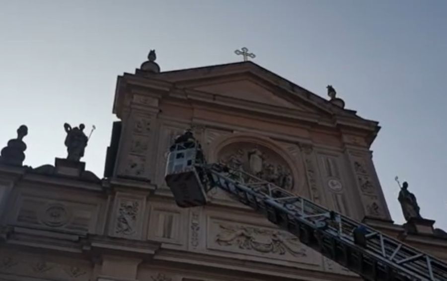 Magenta: i vigili del fuoco depongono la corona sulla statua di San Martino