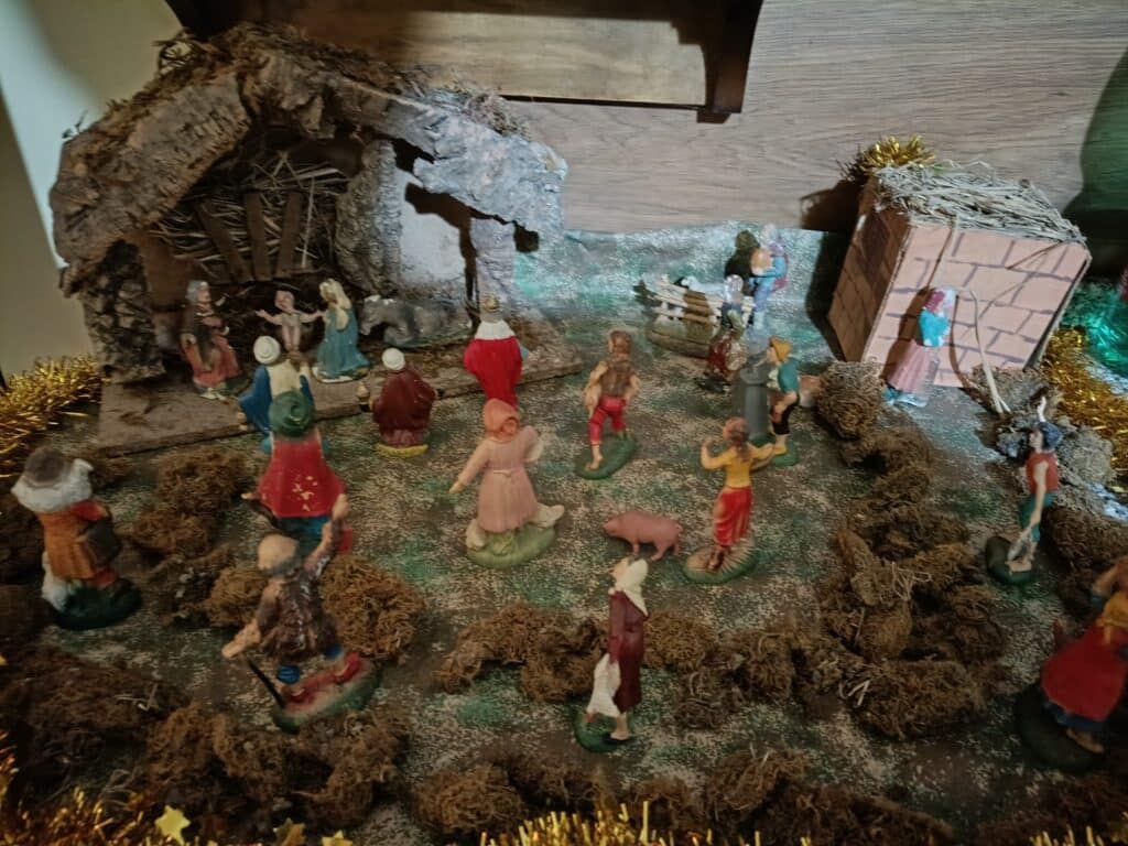 Presepe e Albero: una riflessione sulla Natività e la società odierna
