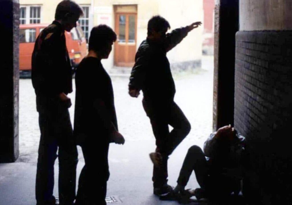 Milano, ragazzo di 15 anni rapinato da coetanei in metro. Scontro tra baby gang