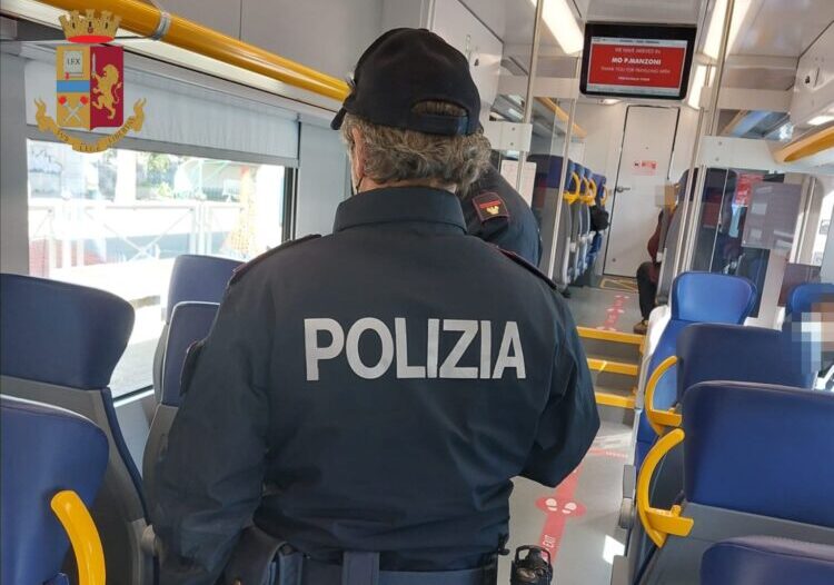 Molesta una ragazzina su un treno della linea Milano-Pavia: bloccato dai passeggeri e denunciato