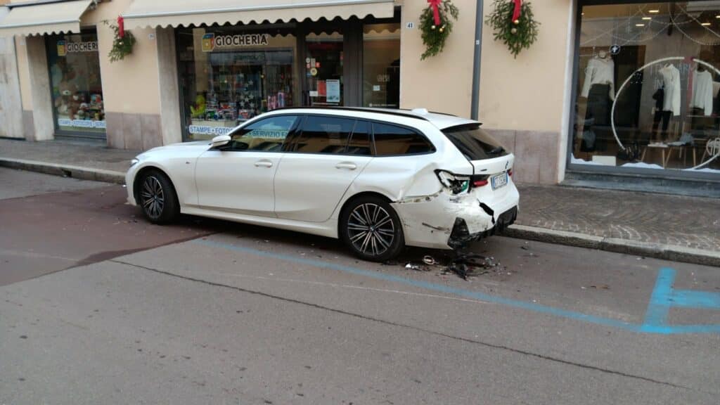 Magenta: sbatte contro un’auto in sosta e si allontana