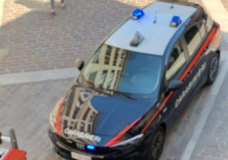 Milano. Rompe il finestrino per derubare tassista, preso dai carabinieri