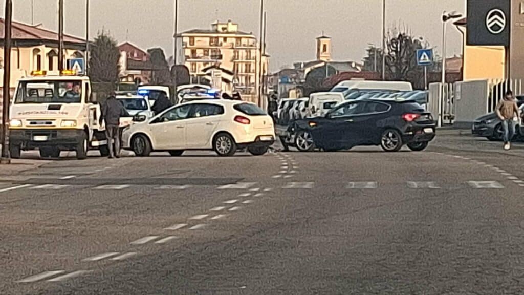 Magenta: incidente in strada Robecco, motociclista finisce al pronto soccorso