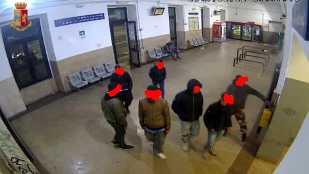 Rapina a due minori: la Polizia ferma baby gang a Milano