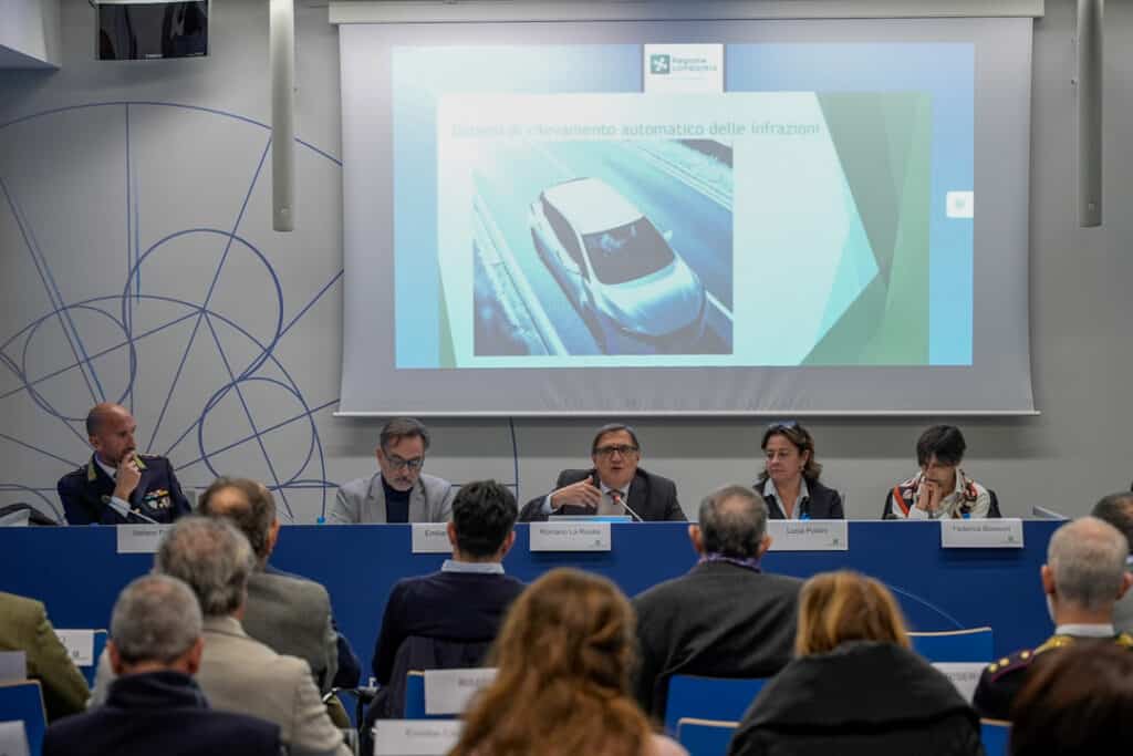 Sicurezza stradale, La Russa: in Lombardia distrazione prima causa di incidenti