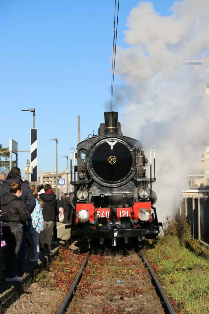 Milano saluta Porta Genova con un evento storico: la locomotiva a vapore passa da Abbiategrasso