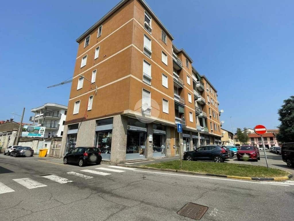 Magenta, la protesta di una residente: “In via Leopardi costretti a stare in casa con le tapparelle abbassate’