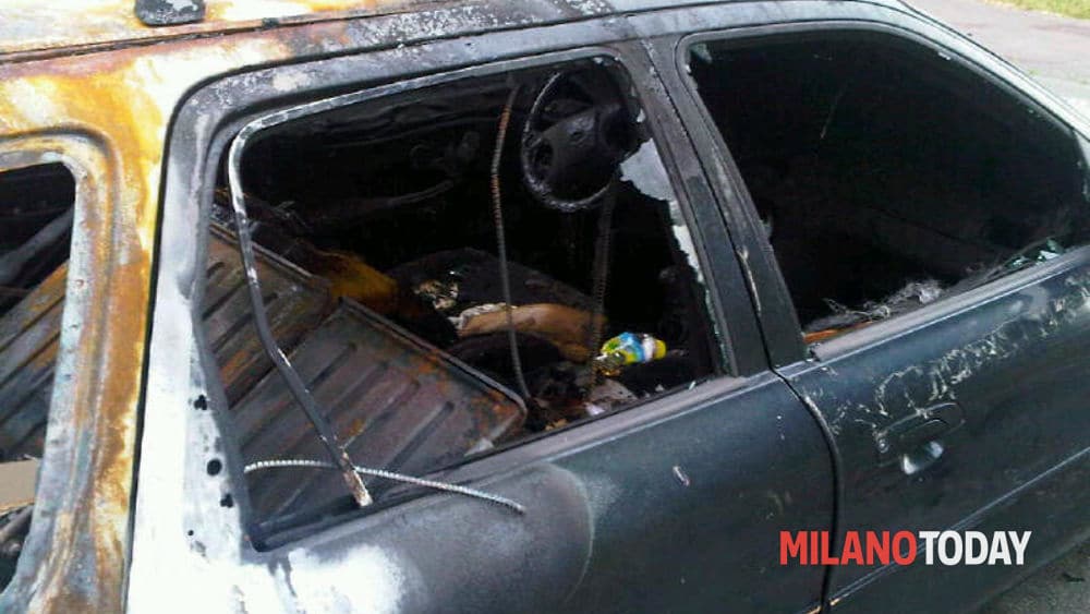 Cadavere carbonizzato dentro un’auto in fiamme nel Milanese