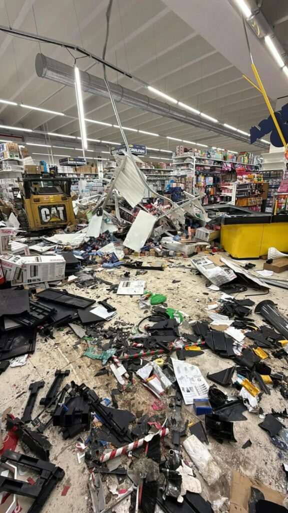 Abbiategrasso: raid notturno da Maurys, devastazione e indagini in corso