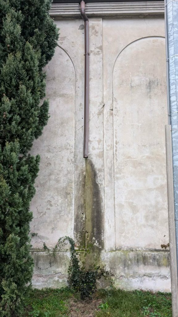 Ladri al cimitero di Magenta: spariti i pluviali esterni