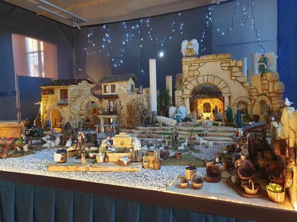 A Robecco un presepe che nasce dagli scarti e diventa meraviglia: è l’opera di Fernando De Cillis