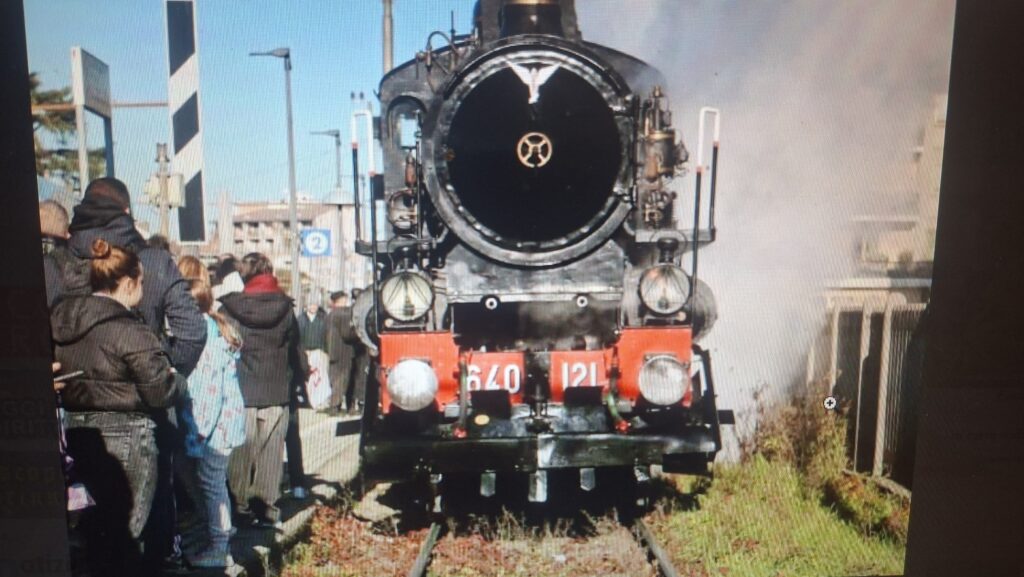 Milano saluta Porta Genova con un evento storico: la locomotiva a vapore è passata da Vigevano e Abbiategrasso