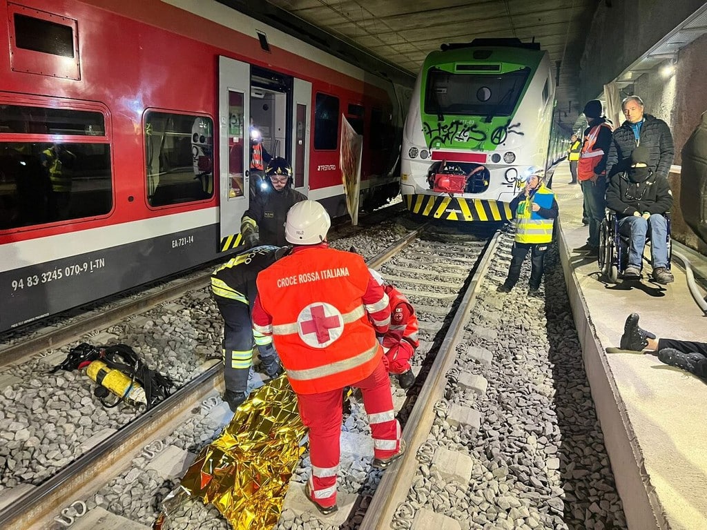 Scontro tra treni con deragliamento e incendio simulato su scala reale lungo il Sempione