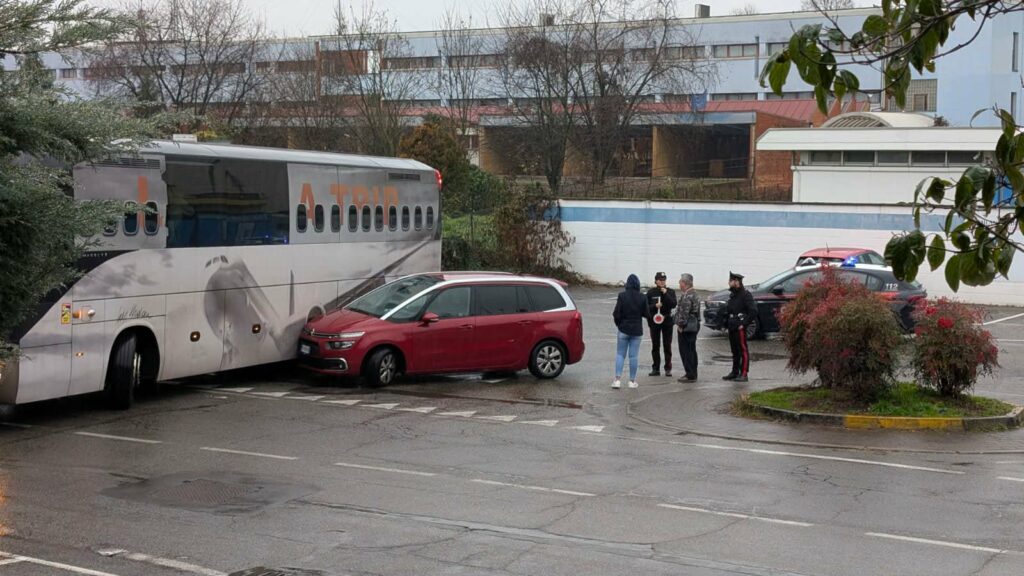 Magenta: urto tra un pullman e un’auto a Pontevecchio, nessun ferito