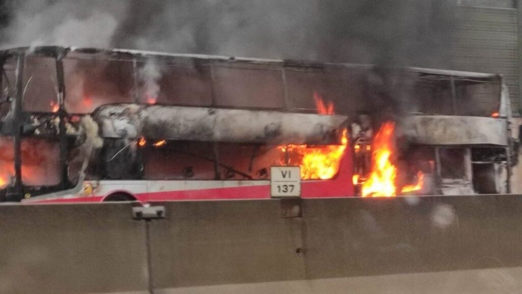 Pullman in fiamme a Milano Est, nessun ferito