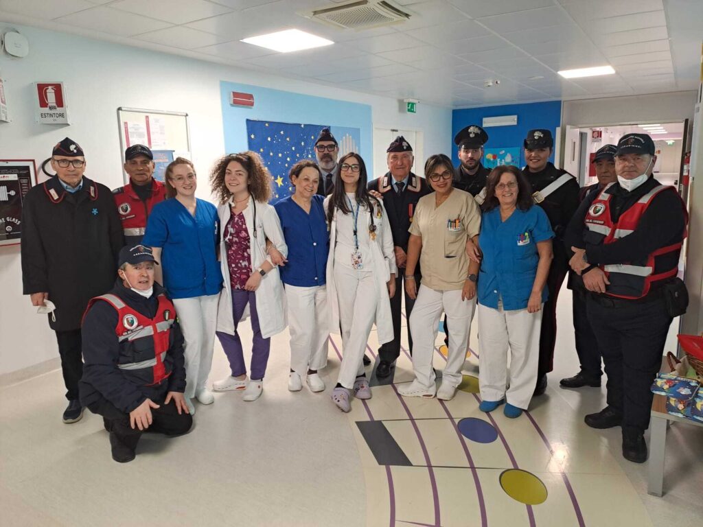 Magenta, per la Befana i Carabinieri in congedo dai bimbi della Pediatria