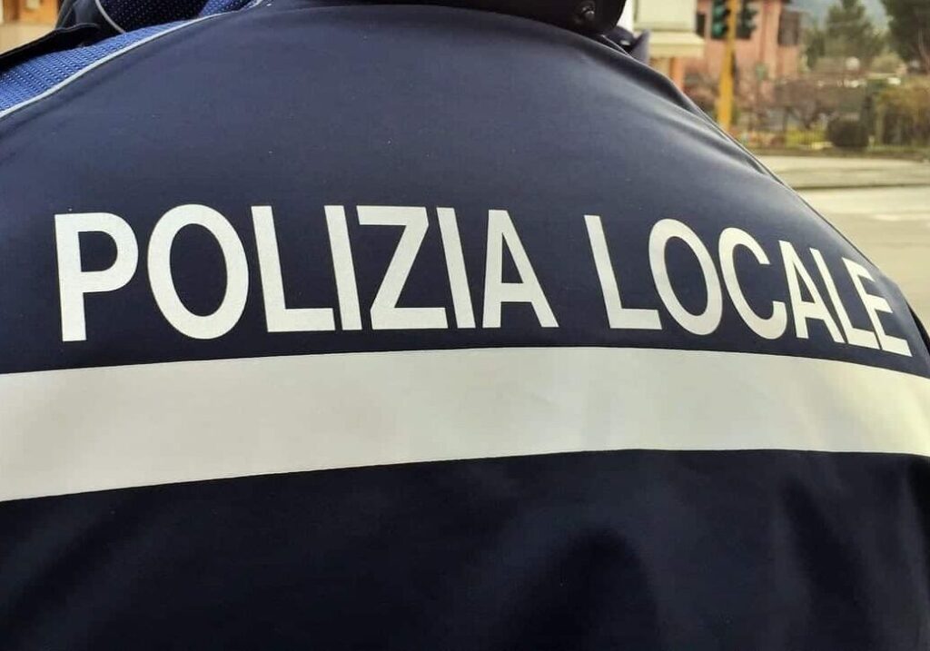 Polizia locale sventa truffa a una 80enne in centro a Milano, un arresto