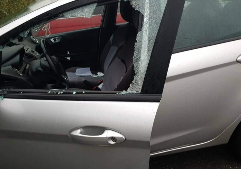Auto vandalizzata nella notte a Ossona: finestrino rotto e sedile tagliato