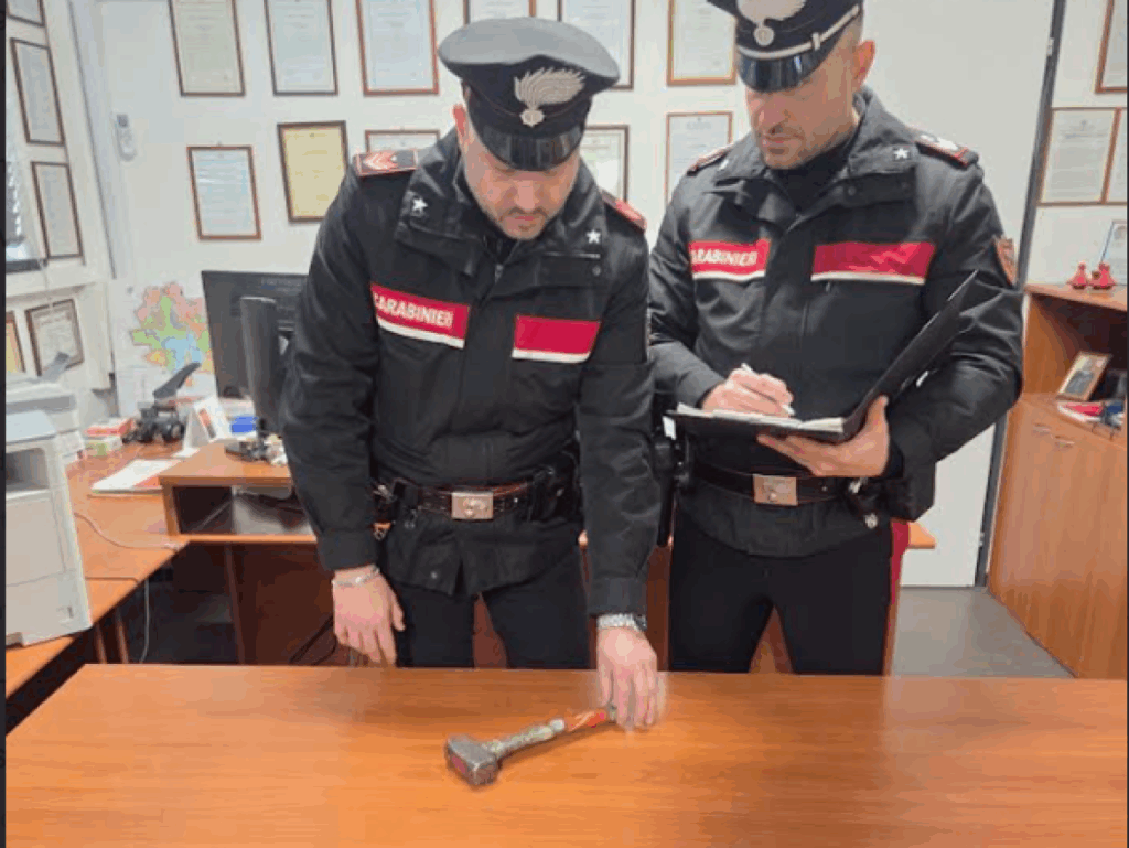A scuola con una mazzetta da muratore, 15enne denunciato a Vigevano