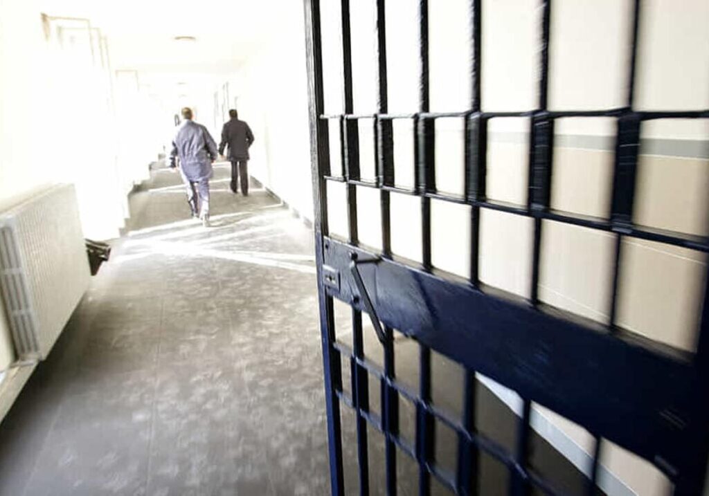 Evade dai domiciliari e compie una rapina, arrestato a Vigevano