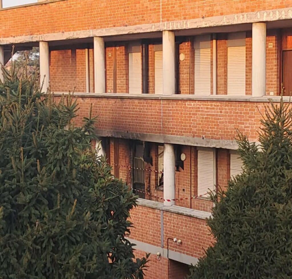 Magenta, paura nella notte alle Aler di via Toti: fiamme in un appartamento, donna in salvo