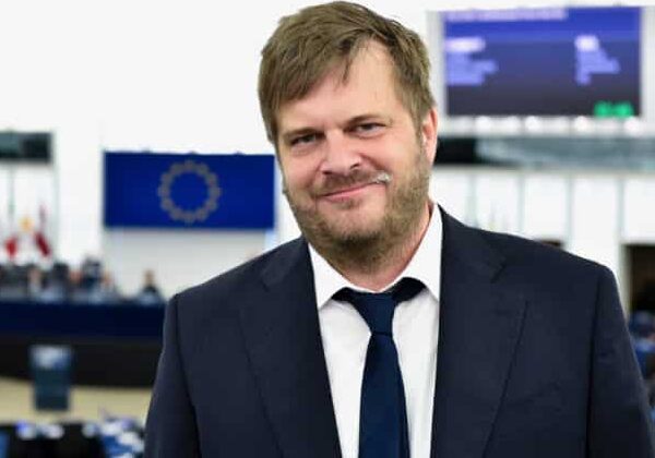 maji-aspect-ratio-535-375