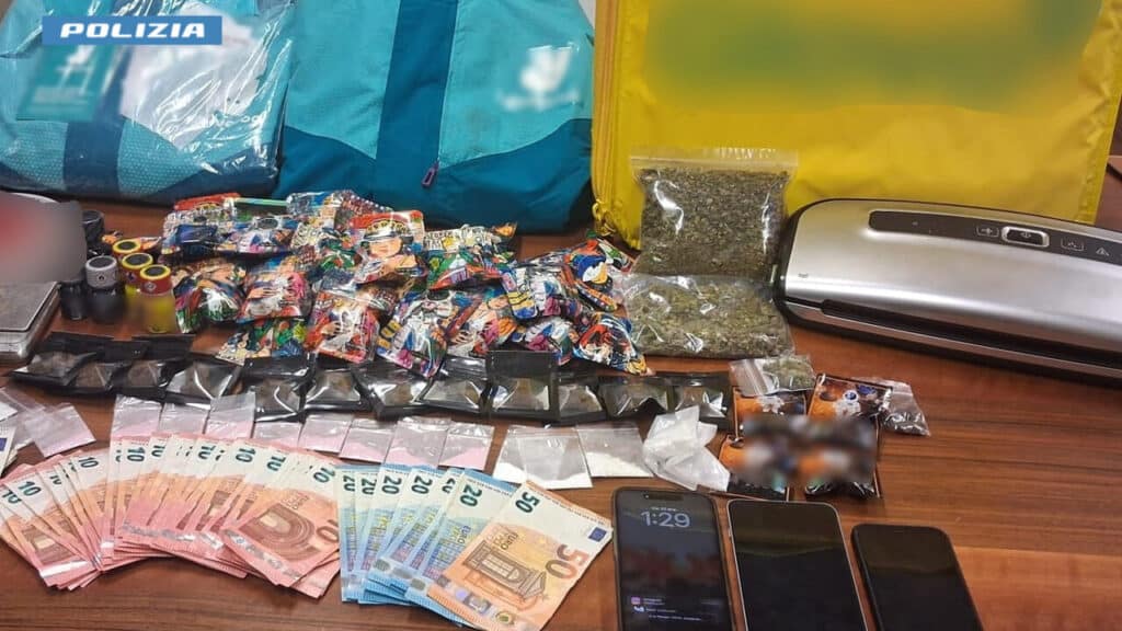 Milano, si veste da rider per consegnare droga