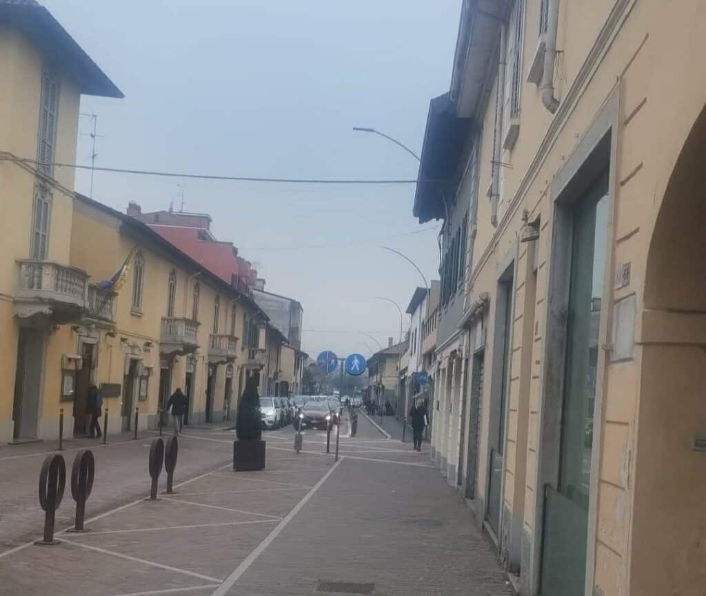 Magenta: giovane alterato dà in escandescenza: carabinieri, polizia locale e ambulanza sul posto