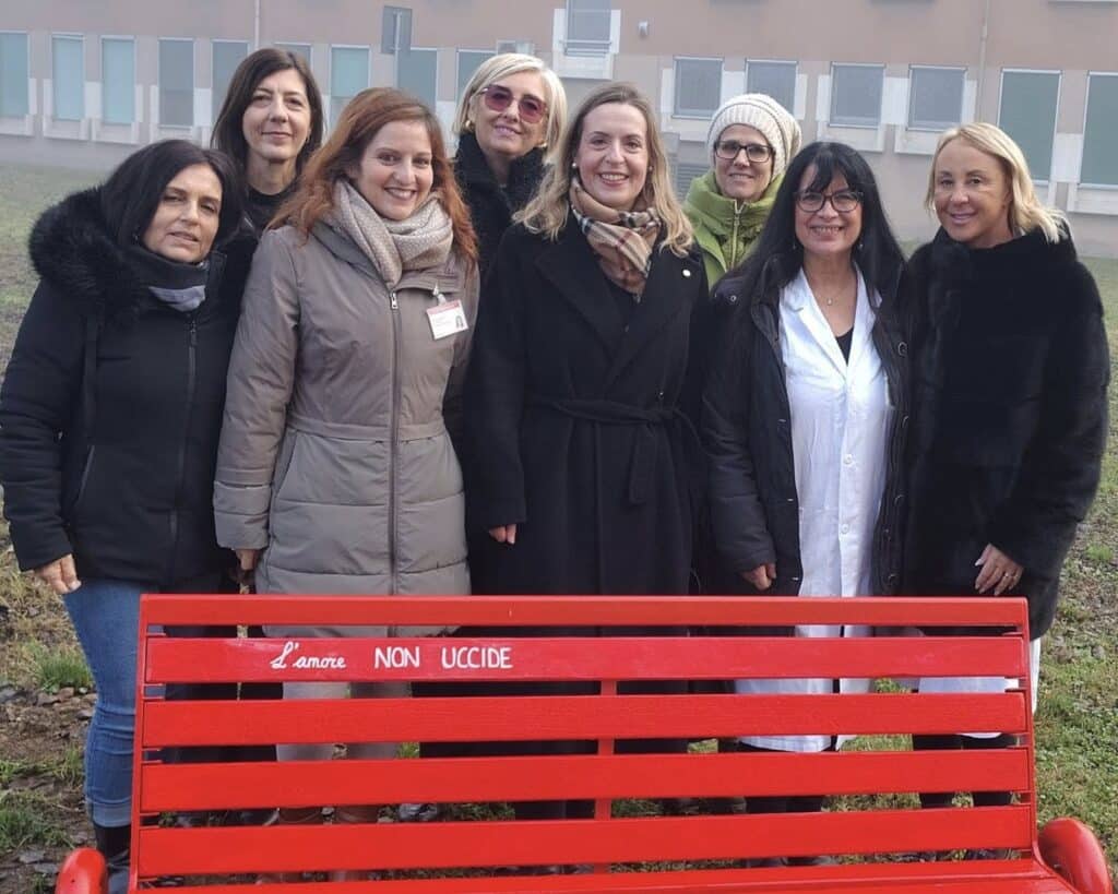 Magenta, inaugurata al Fornaroli una nuova panchina rossa contro la violenza sulle donne