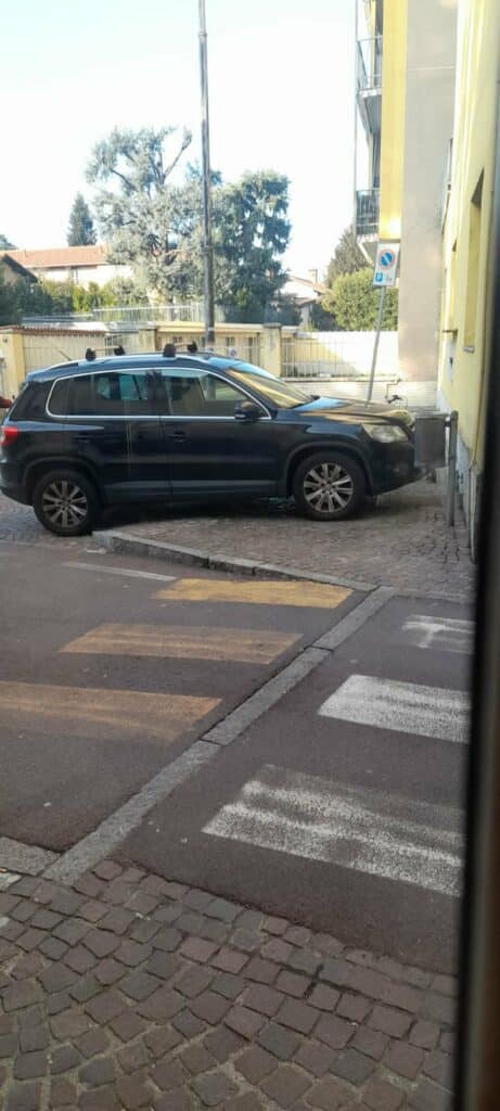 Magenta: parcheggio selvaggio in via Pusterla, i residenti chiedono più controlli
