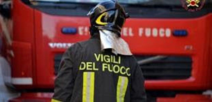 Abbiategrasso: fiamme in un negozio di via Cantù, numerosi mezzi dei vigili del fuoco sul posto