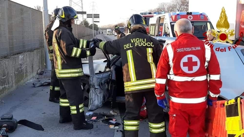 Scontro fra due auto nel Pavese, una morta e due feriti