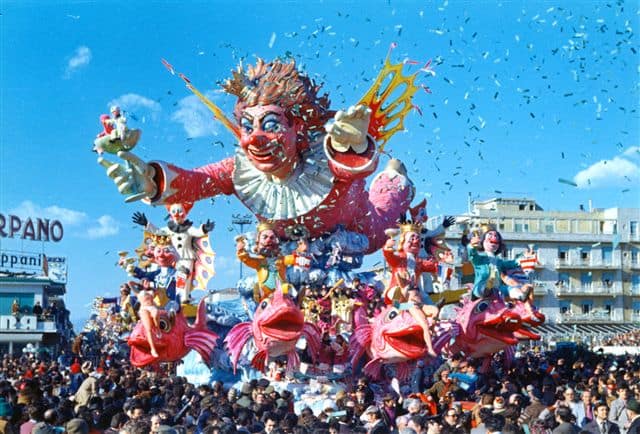 Da Milano a Viareggio per il Carnevale: ubriaca, abbandona le due figlie
