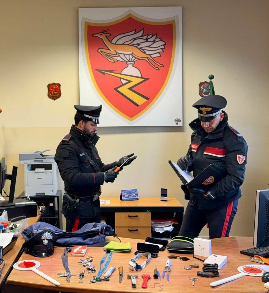 Abbiategrasso: esce dal supermercato con vestiti rubati e si oppone ai Carabinieri, arrestato per rapina impropria