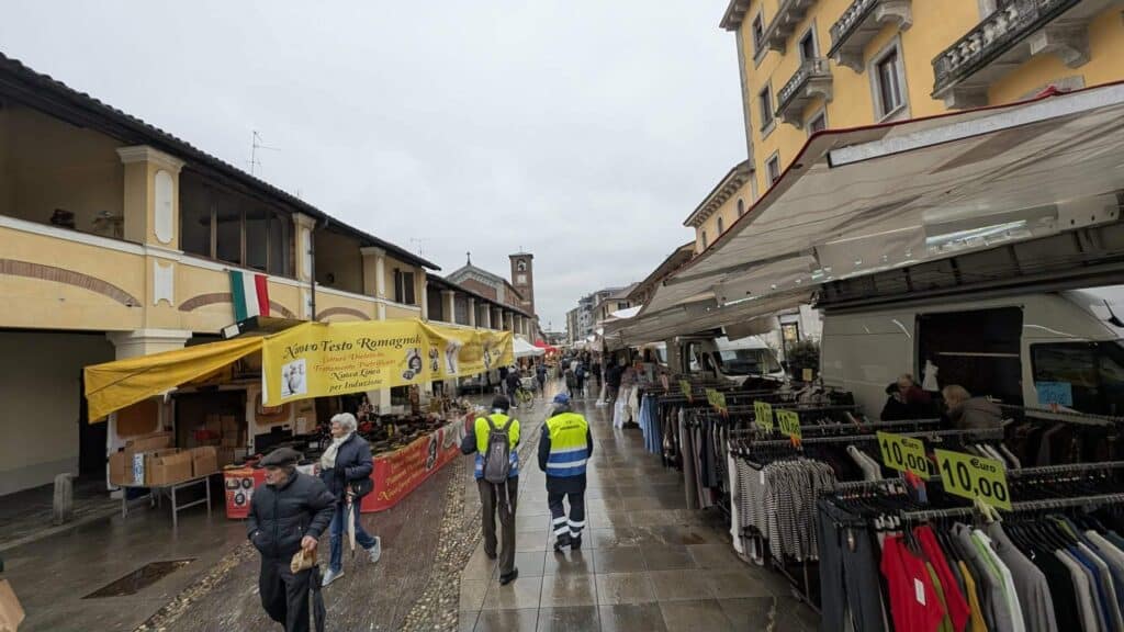 Magenta: resiste la fiera di San Biagio nonostante il tempo incerto, fedeli al bacio della Reliquia