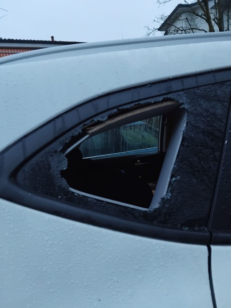 Abbiategrasso: vandalismi sulle auto a ripetizione, cittadini esasperati