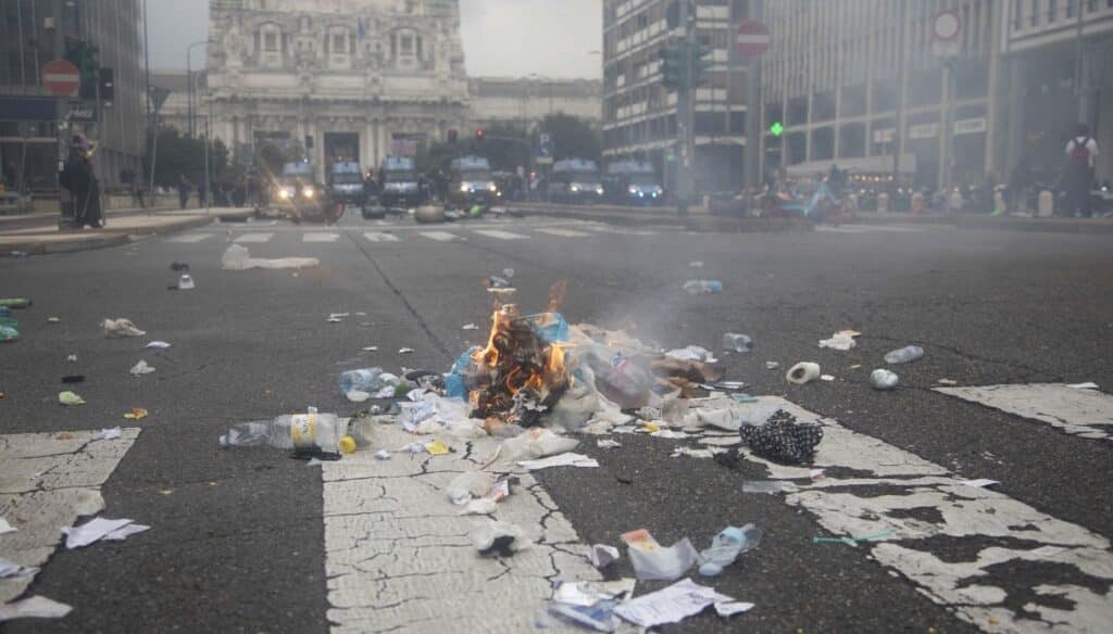 Milano, la solita gazzarra dei centri sociali: poliziotti feriti nella protesta contro le Olimpiadi