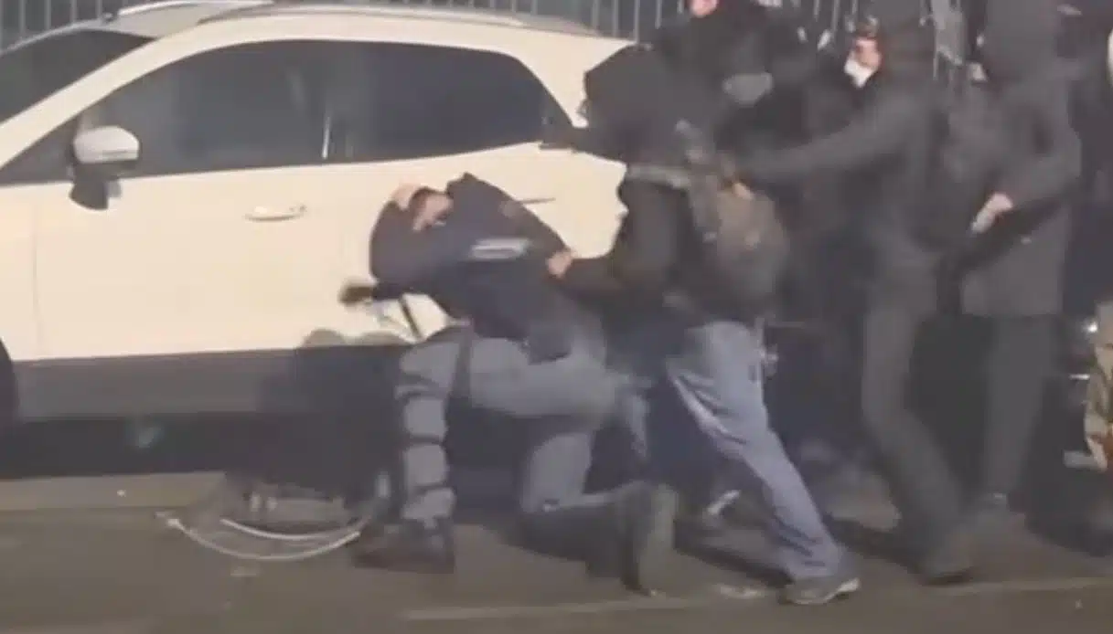 scontri-torino-askatasuna-poliziotto-aggredito-video-1