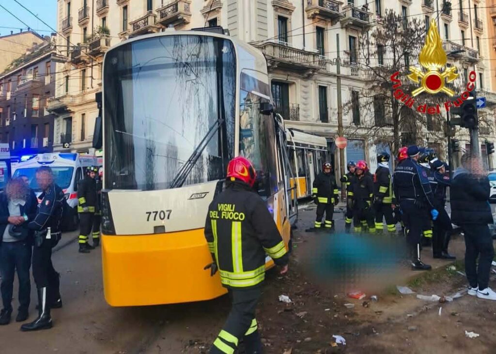 Deragliamento tram a Milano: una vittima era di Abbiategrasso. Il video dello schianto