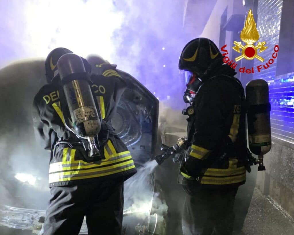 Incendio in un appartamento a Busto Arsizio, 66enne ustionato e intossicato