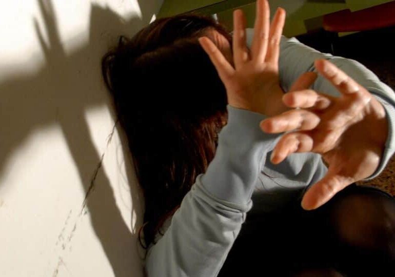 Legnano: picchia la moglie, la figlia 13enne chiama il 112 e lo fa arrestare