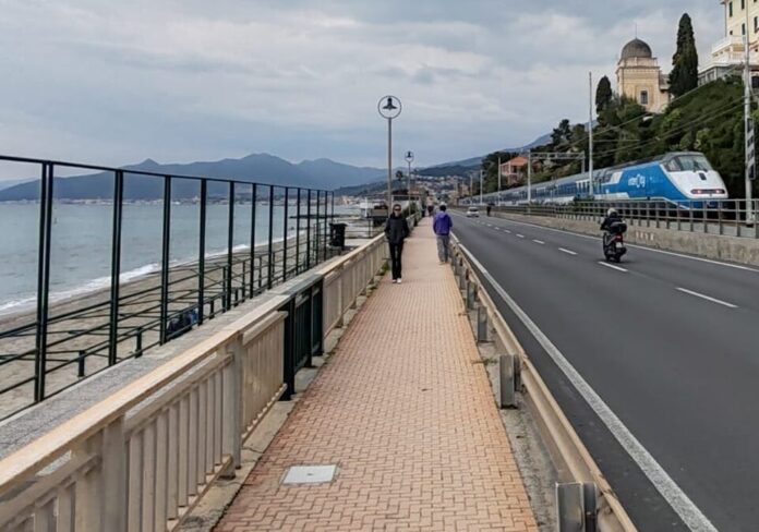 Treno-in-Liguria-aspect-ratio-535-375