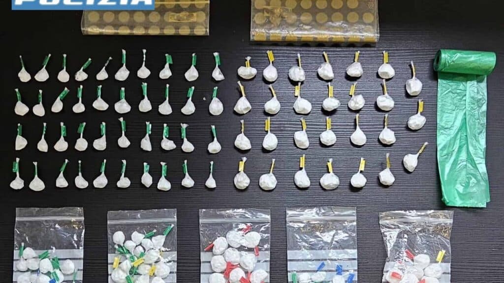 Milano: trovato con 1,5lkg droga e 13.500 euro, arrestato 39enne