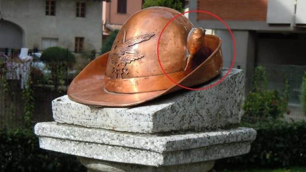 Ladri di rame rubano il cappello da monumento agli Alpini a Gropello Cairoli