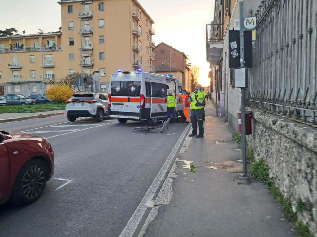Magenta: ciclista investito in via Cavallari, finisce in ospedale con il codice giallo